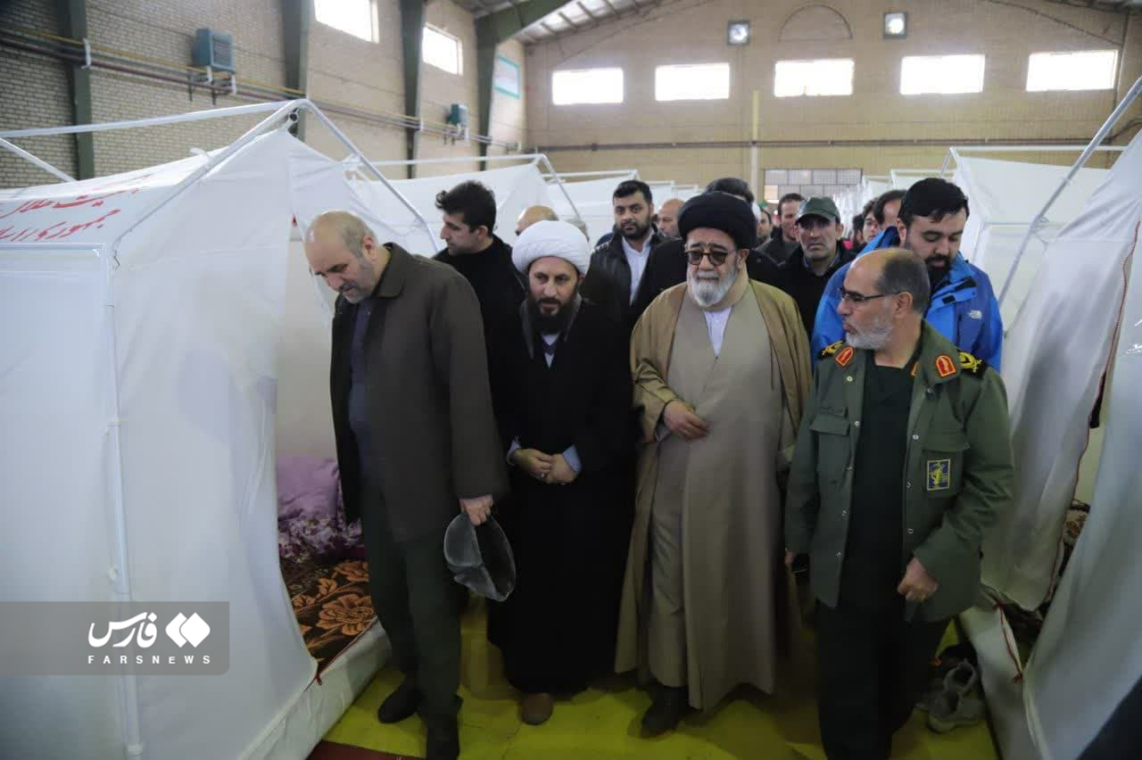 امام جمعه تبریز در چادر زلزله‌زدگان خوی +تصاویر