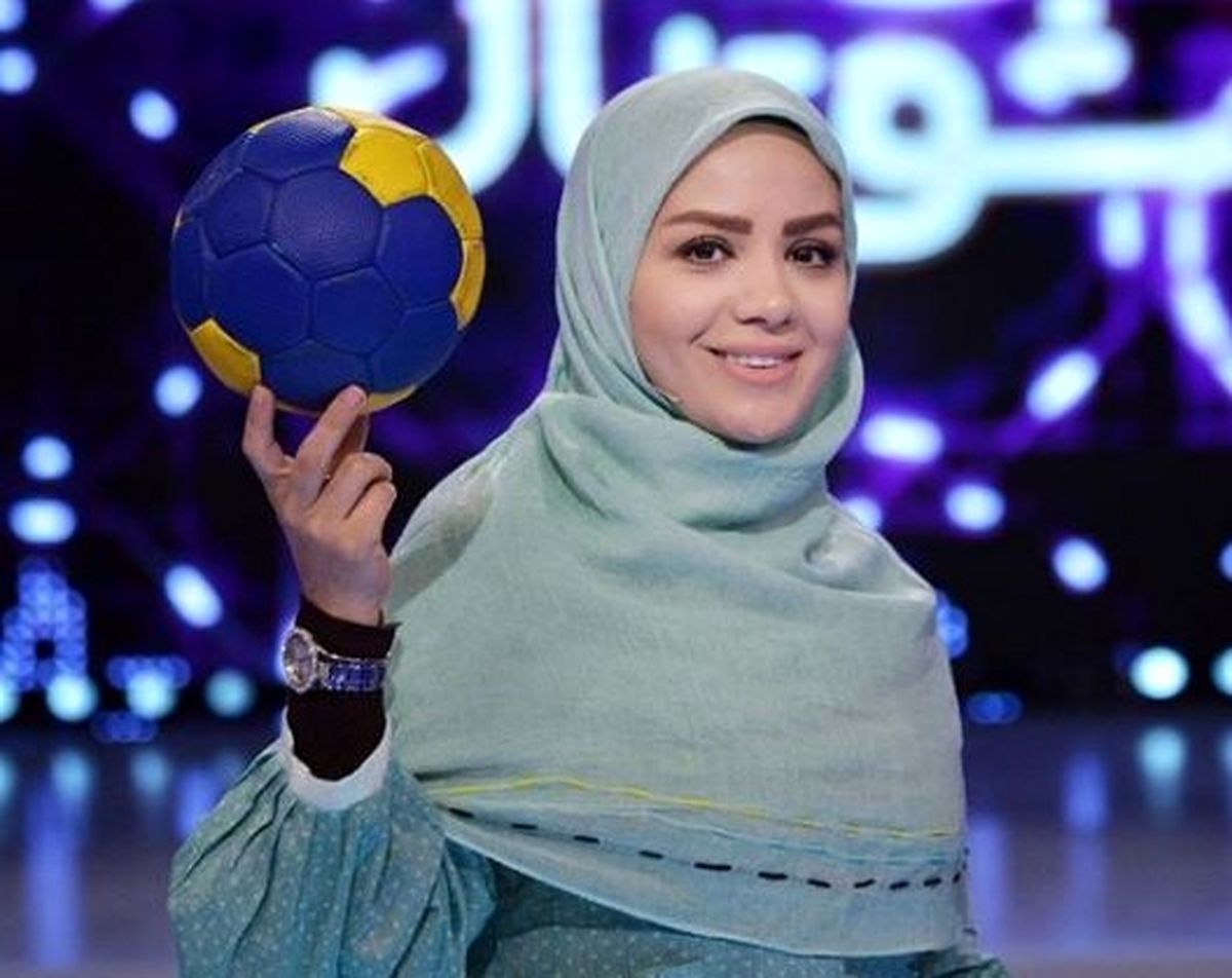  خانم مجری اسلحه به دست شد
