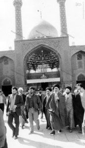  رهبر معظم انقلاب در حرم حضرت معصومه (س) در اسفند 1370
