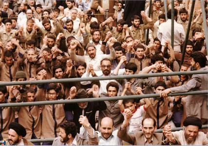 شهید سید اسدالله لاجوردی به اتفاق زندانیان تواب در نماز جمعه تهران