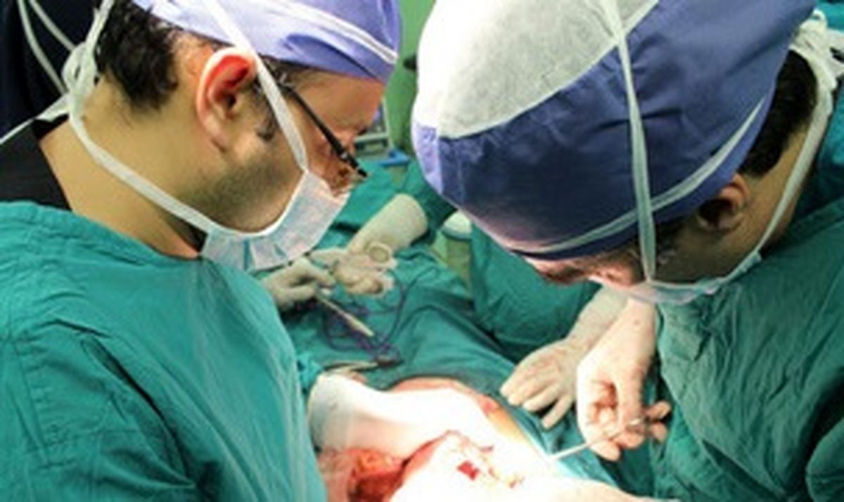 خارج کردن تومور از شکم خانم 48 ساله 
