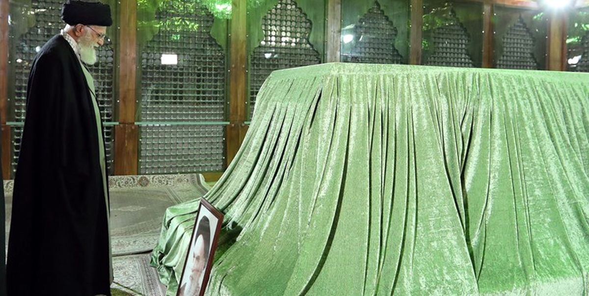 قرآن خواندن رهبر انقلاب بر سر مزار امام خمینی(ره)+فیلم و عکس