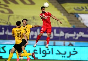 صحنه مشکوک به پنالتی پرسپولیس در محوطه جریمه سپاهان
