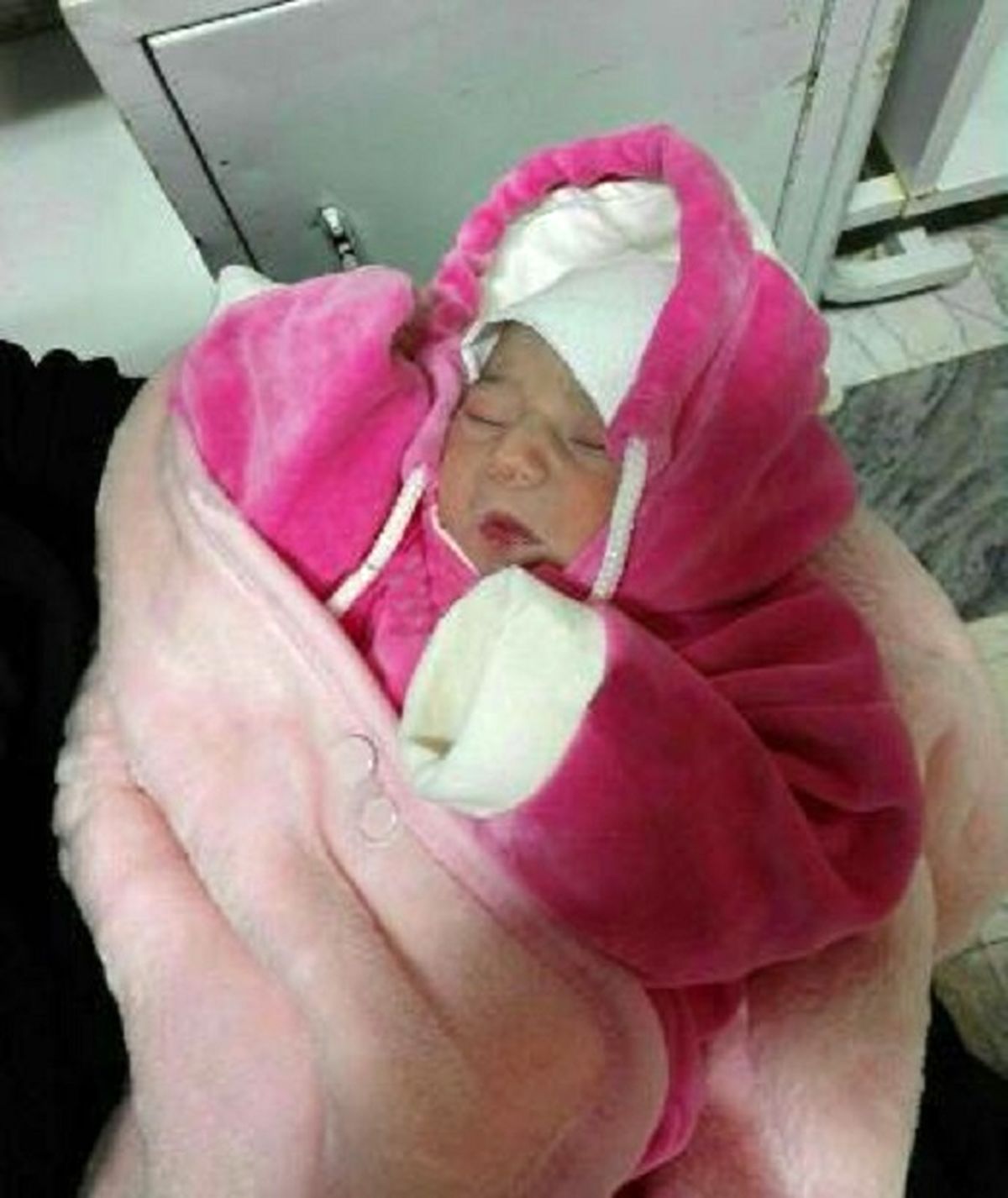 کشف
نوزاد تازه متولدشده در سطل زباله + عکس
