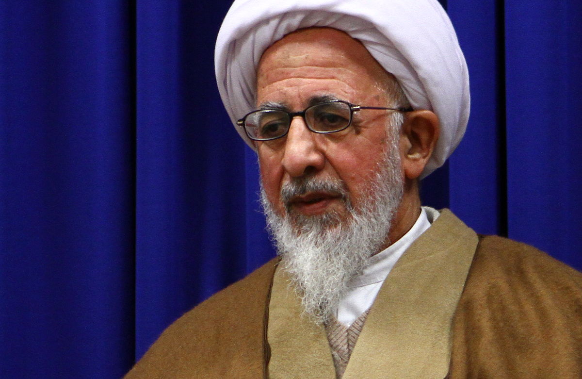 گریه آیت‌الله جوادی در کنار پیکر حاج قاسم