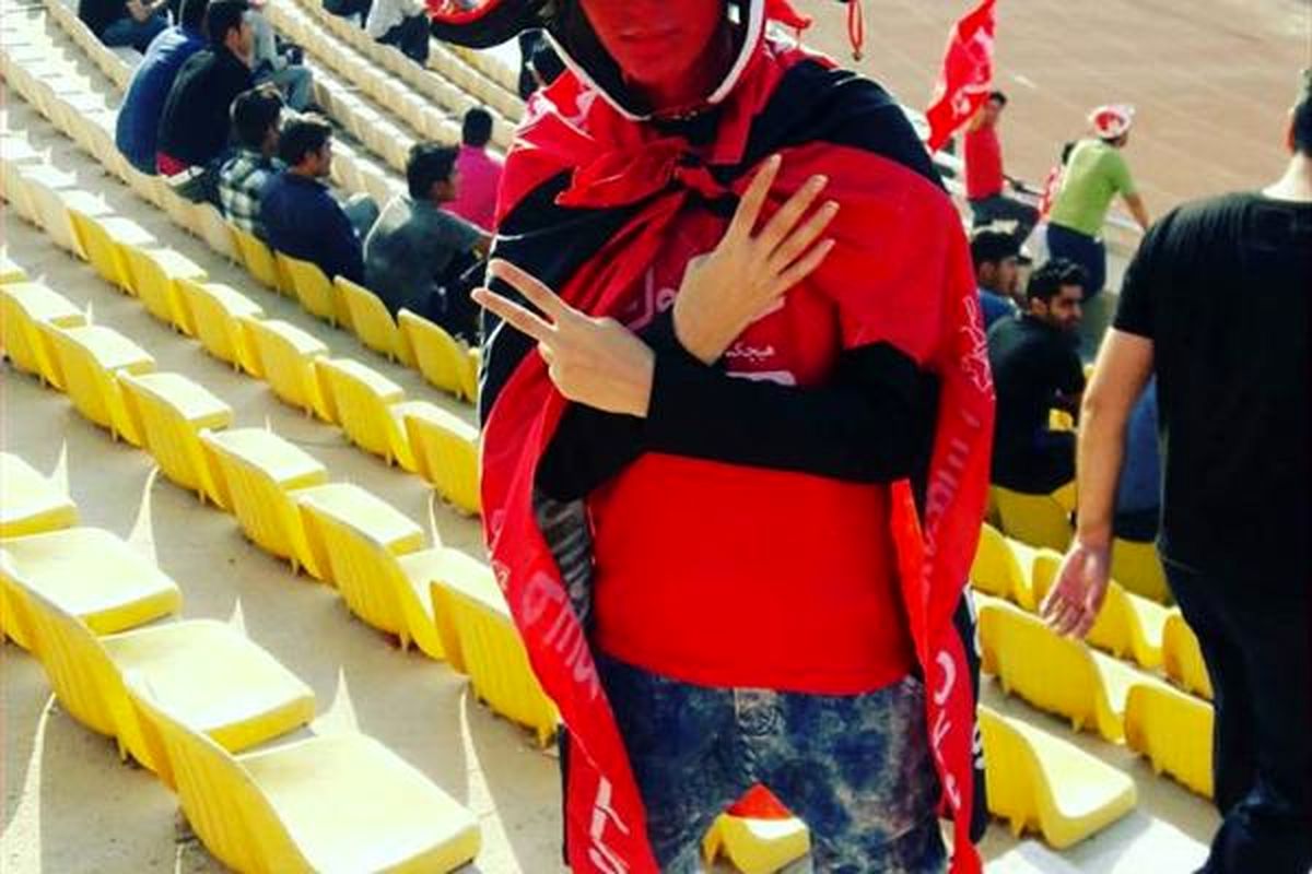 دختر پرسپولیسی با تیپ پسرانه در ورزشگاه کری خواند + عکس