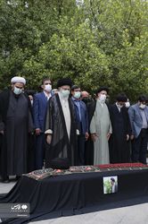 اقامه نماز رهبر انقلاب بر پیکر حجت‌‌‌الاسلام دعائی+گزارش تصویری
