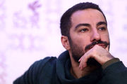 صورت زخمی «نوید محمدزاده» روی جلد یک مجله/عکس
