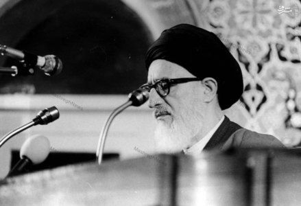 آيت الله سيد محمود طالقاني در حال سخنراني در مراسم ترحيم شهيد آيت الله مطهري در حسينيه ارشاد