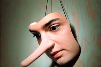 چگونه با نگاه به چهره کسی متوجه شویم که دروغ می‌گوید؟
