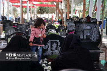 لحظات تحویل سال در گلزار شهدای تهران