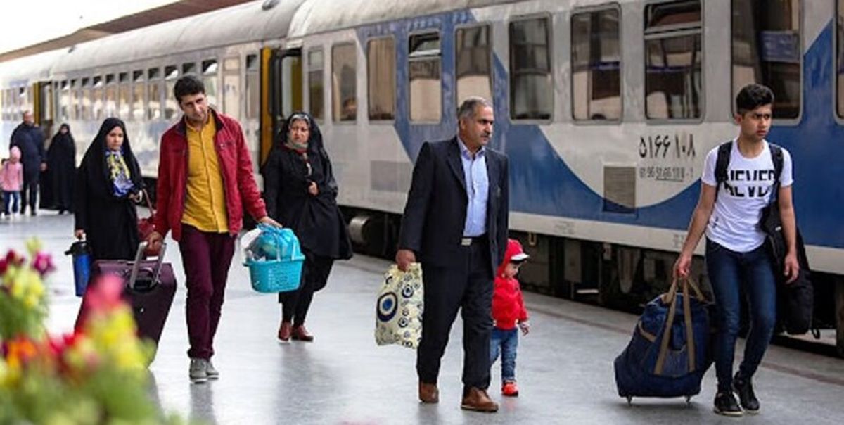 آغاز پیک دوم سفرهای نوروزی؛ قطارهای به سوی مشهد می‌روند