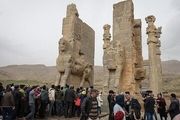 تا ۲۰ قدمی آرامگاه کوروش، دوغ و گوشت می‌فروشند