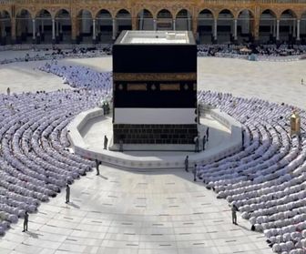 
خواب زائر مکه مکرمه روی کوه جبل النور +عکس
