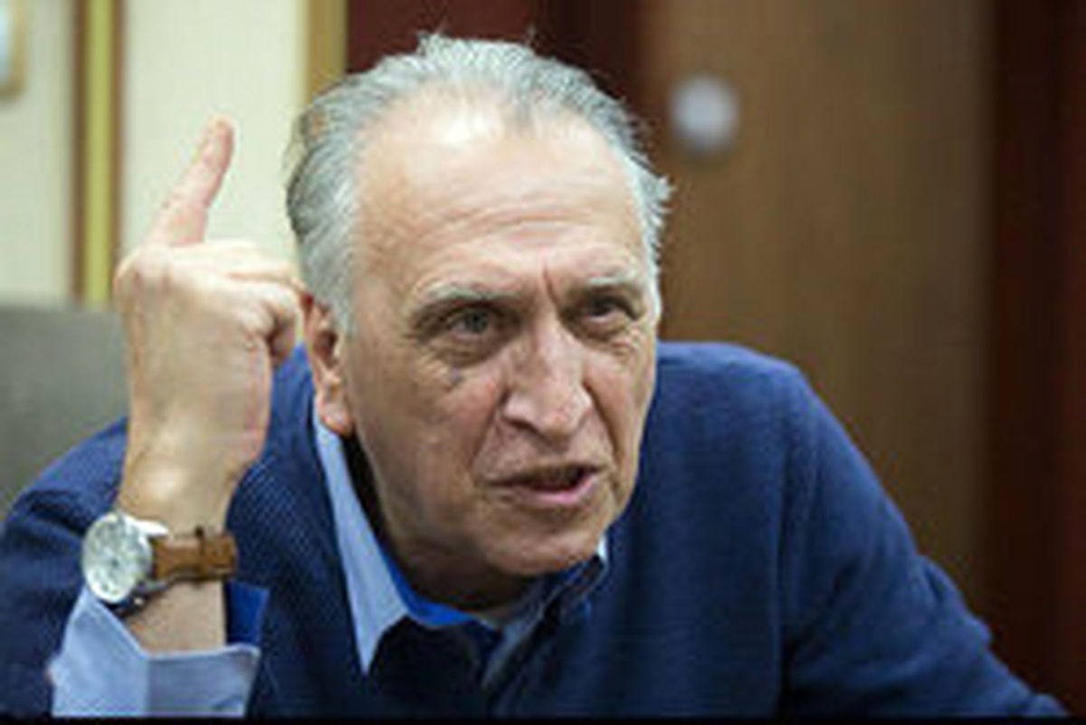 احمد نجفی: بازیگران را تهدید می‌کنند اسم انقلاب و نظام را نیاورند!
