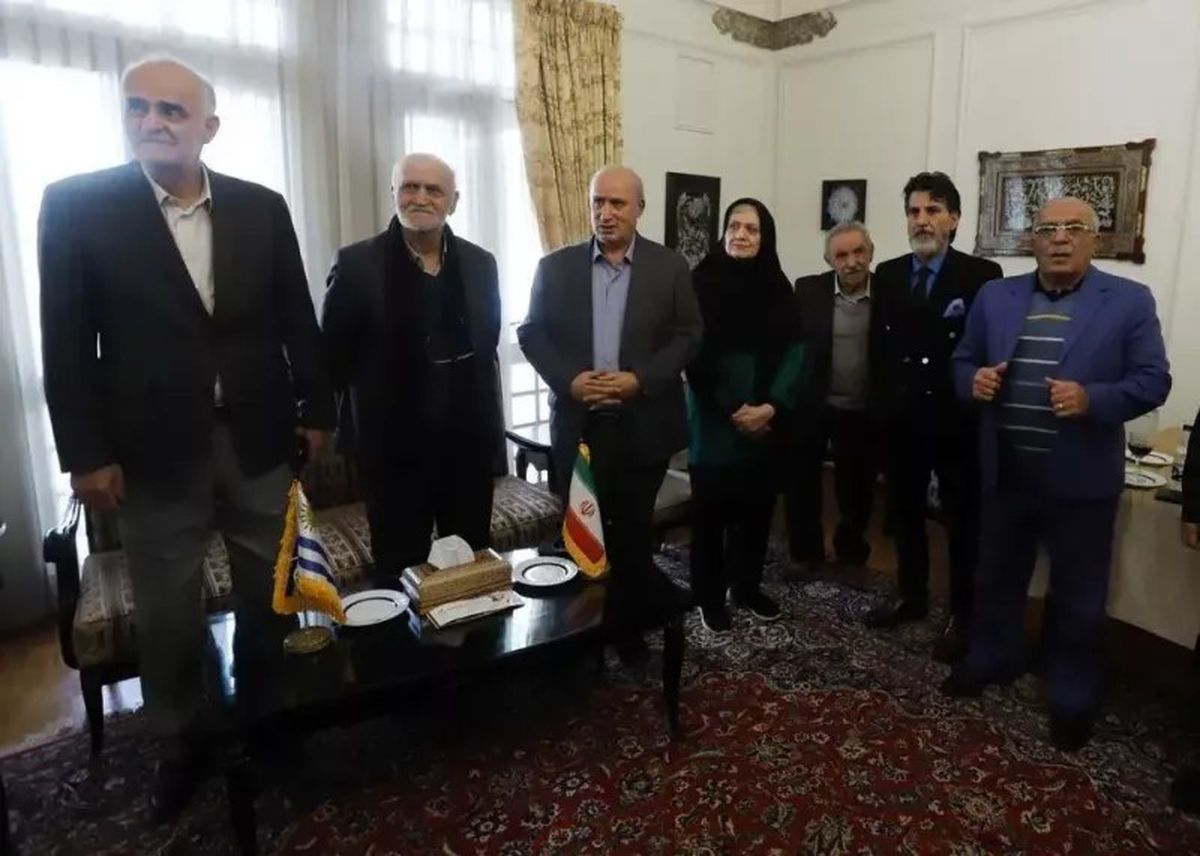 تیپ دیپلماتیک مهدی تاج در سفارت اروگوئه