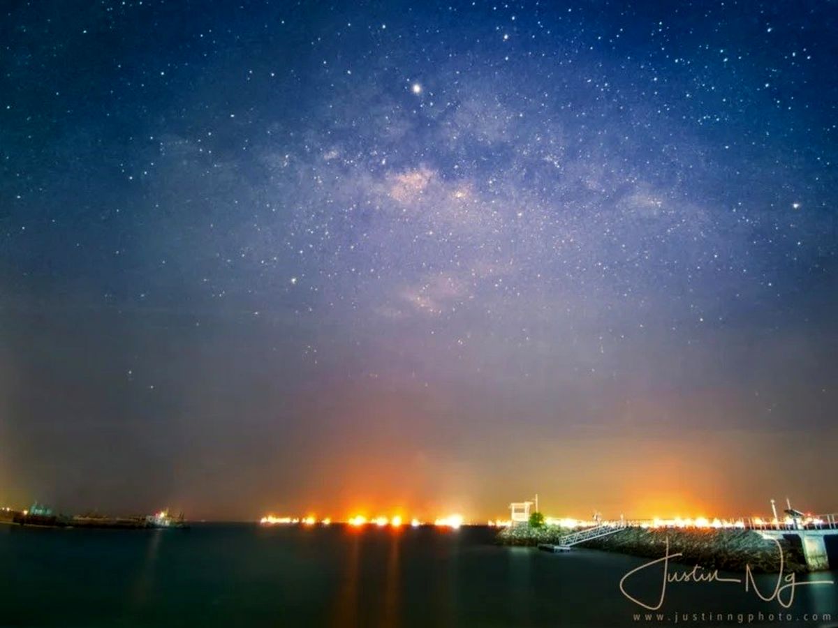 وقتی قدرت DSLR توسط Huawei P30 Pro در سنگاپور دچار چالش می‌شود؛ عکاسی از کهکشان راه شیری با وجود بالاترین حد آلودگی نوری