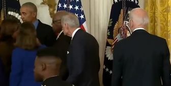 بی‌محلی به بایدن در کاخ سفید هنگام حضور اوباما+فیلم