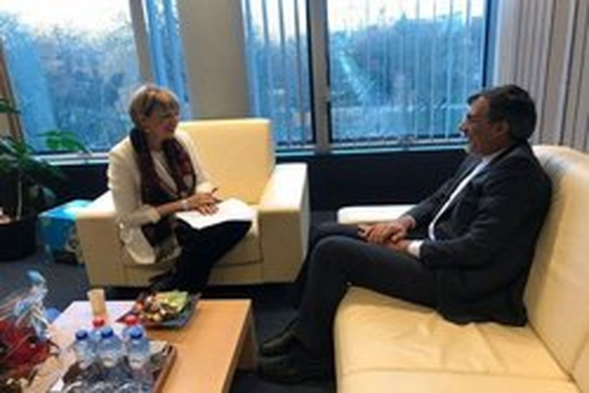 محور گفتگوی جابری انصاری و هلگا اشمید