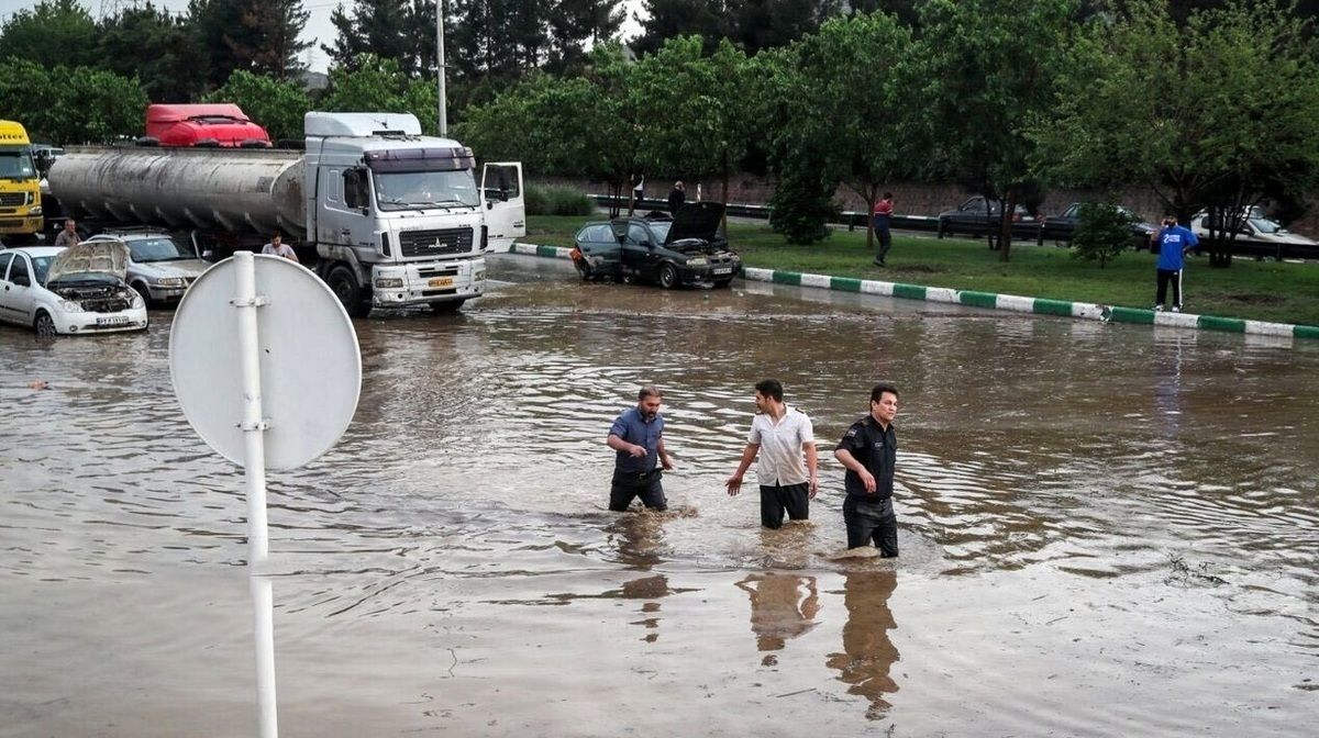 ببینید|  تشکیل زنجیره انسانی برای نجات پاکبان مشهدی از سیل