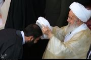 مراسم عمامه‌گذاری طلاب توسط آیت‌الله مکارم شیرازی در قم برگزار شد
