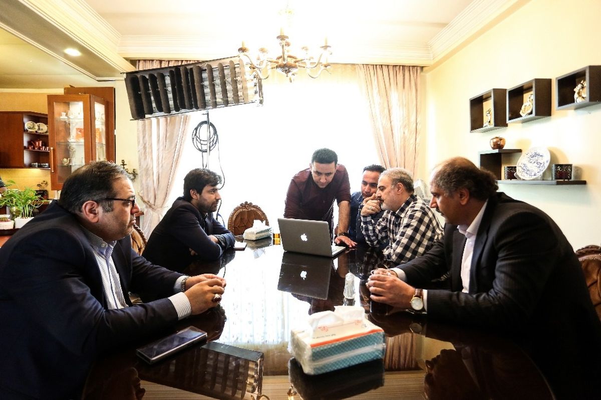 
بازدید مدیر شبکه 2 از پشت صحنه سریال «دل دار»
