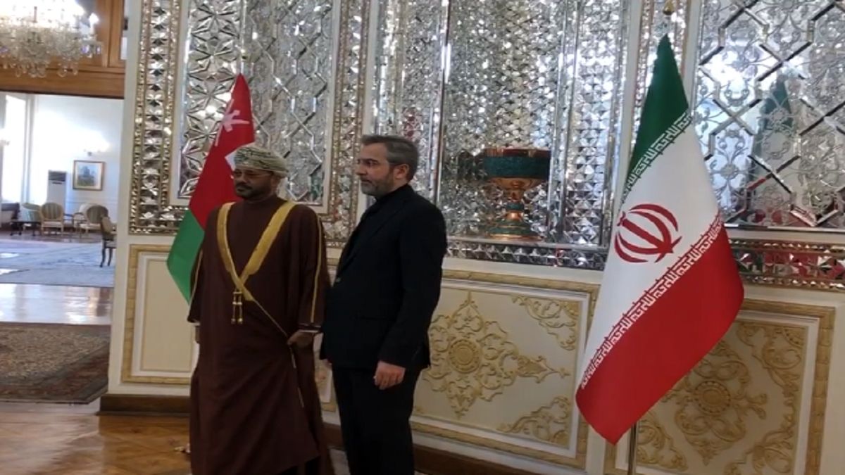 استقبال باقری از وزیر خارجه عمان در محل وزارت امور خارجه