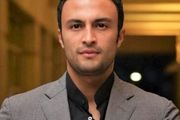 امیر جدیدی با جایزه بهترین بازیگر مرد در جشن حافظ