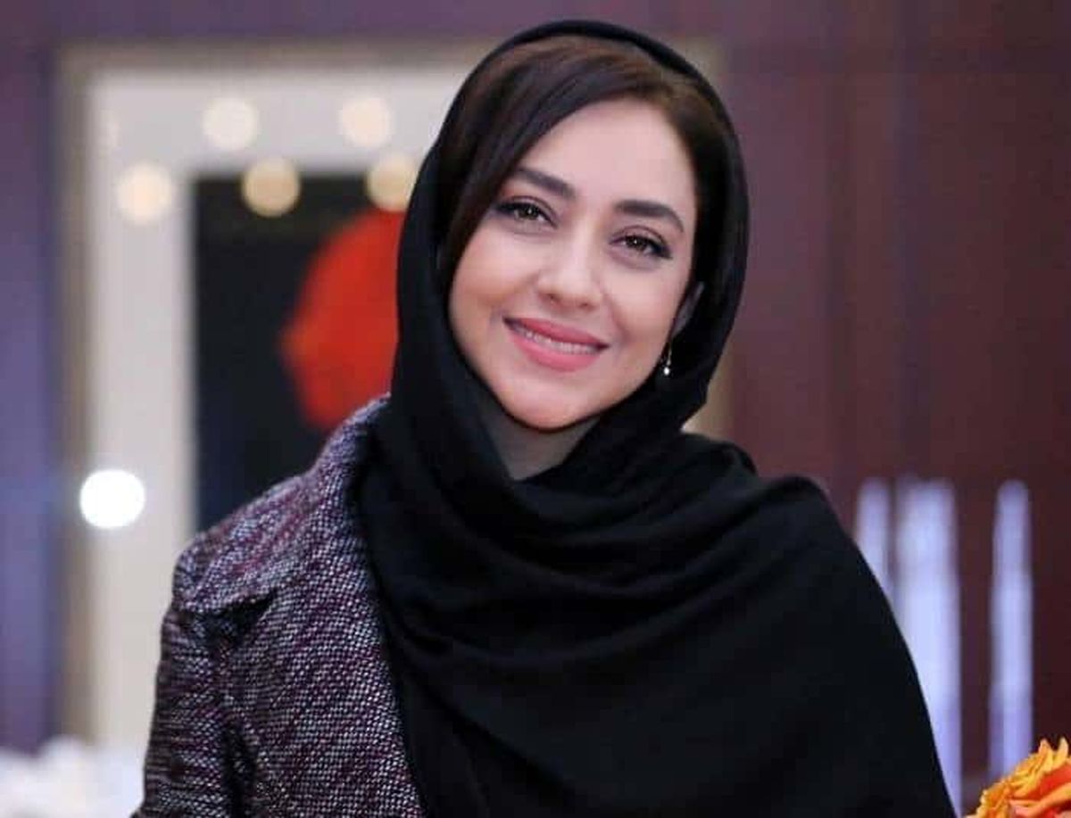بهاره کیان افشار با عینک آبی متفاوت
