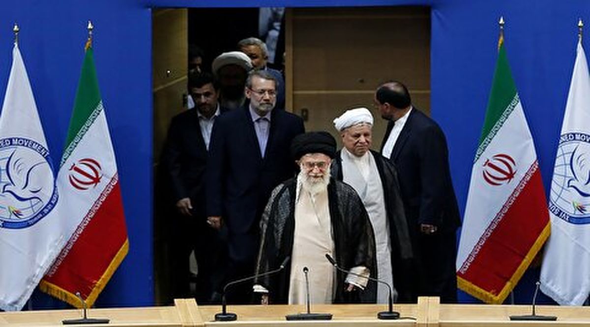 رفتار زشت یک مقام با رهبر انقلاب +فیلم