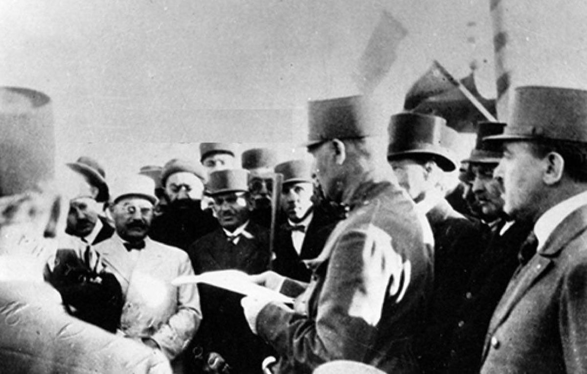 رضا شاه می گفت از هر چی زن چادری است بدم می آید!
