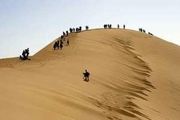 کویرگردی زن و شوهر بازیگر با لباس هایی عجیب +عکس 