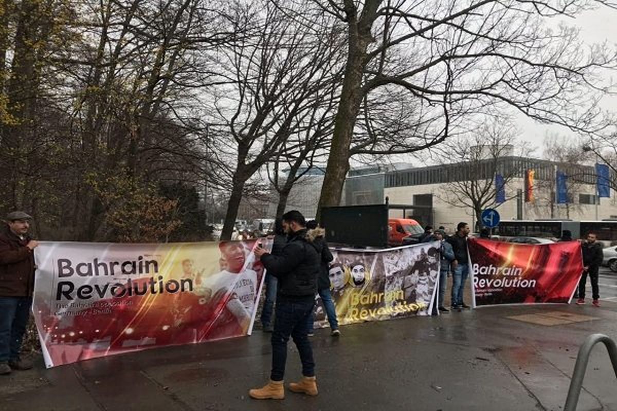 تجمع جمعی از فعالان بحرینی در مقابل سفارت عربستان
