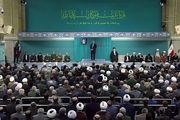تصویری از آیه پرمفهوم که در محل سخنرانی امروز رهبر انقلاب نصب شده است
