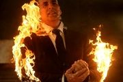 
بازیگر مشهور جلوی چشم همه خود را آتش زد! /تصاویر
