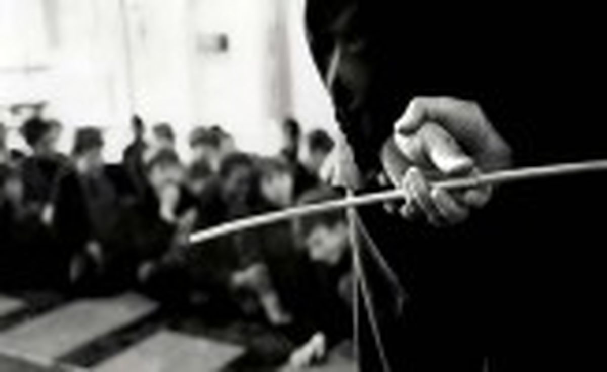 تنبیه معلم خشمگین منجر به نابینایی دانش آموز شد