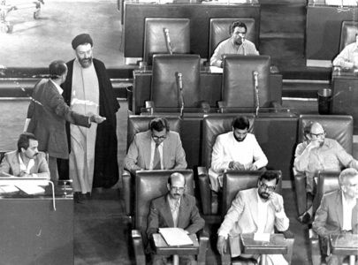 مراسم تحلیف حکم ریاست جمهوری بنیصدر توسط دکتر بهشتی در مجلس شورای اسلامی