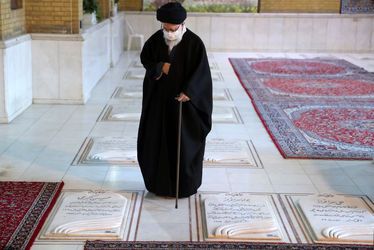 حضور در مرقد مطهر امام