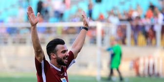 برای پوشیدن پیراهن شماره 7 از پروین اجازه می گیرم