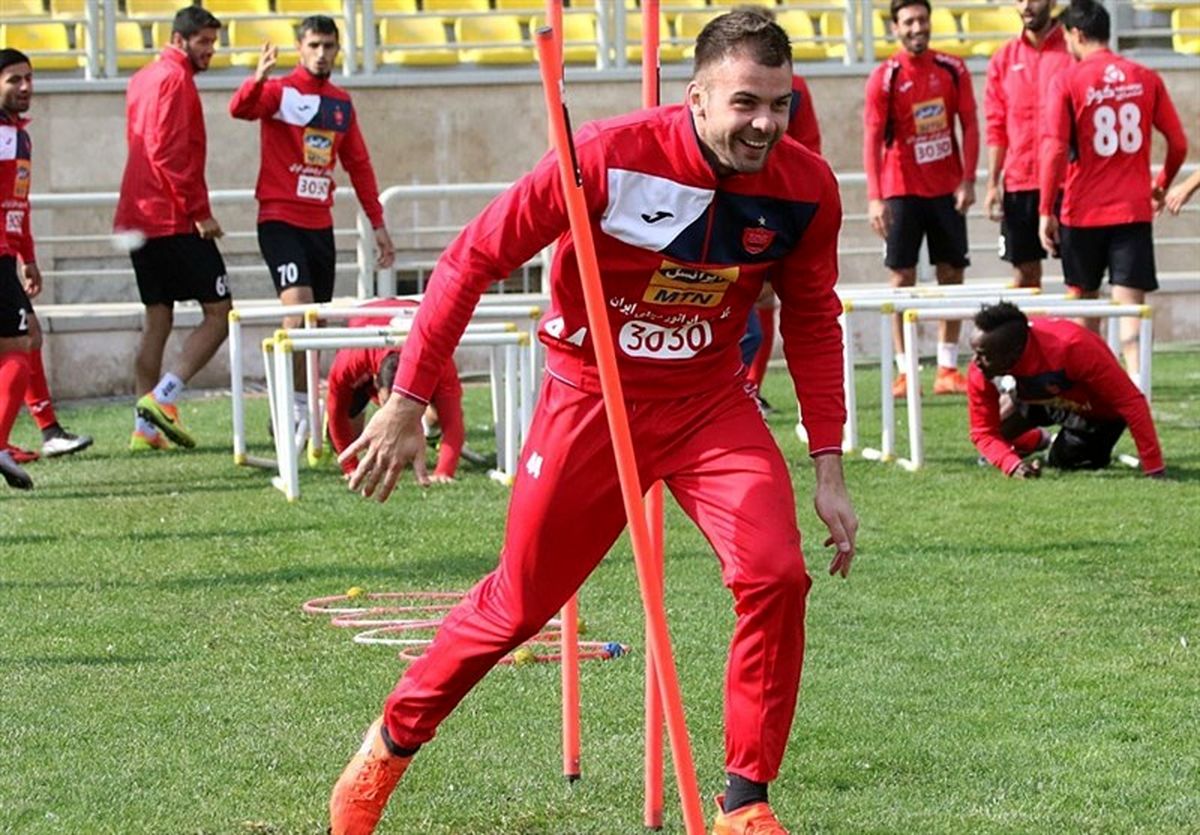 دروازه بان پرسپولیس: پیشنهاد دارم اما نمی توانم تیمم را ترک کنم