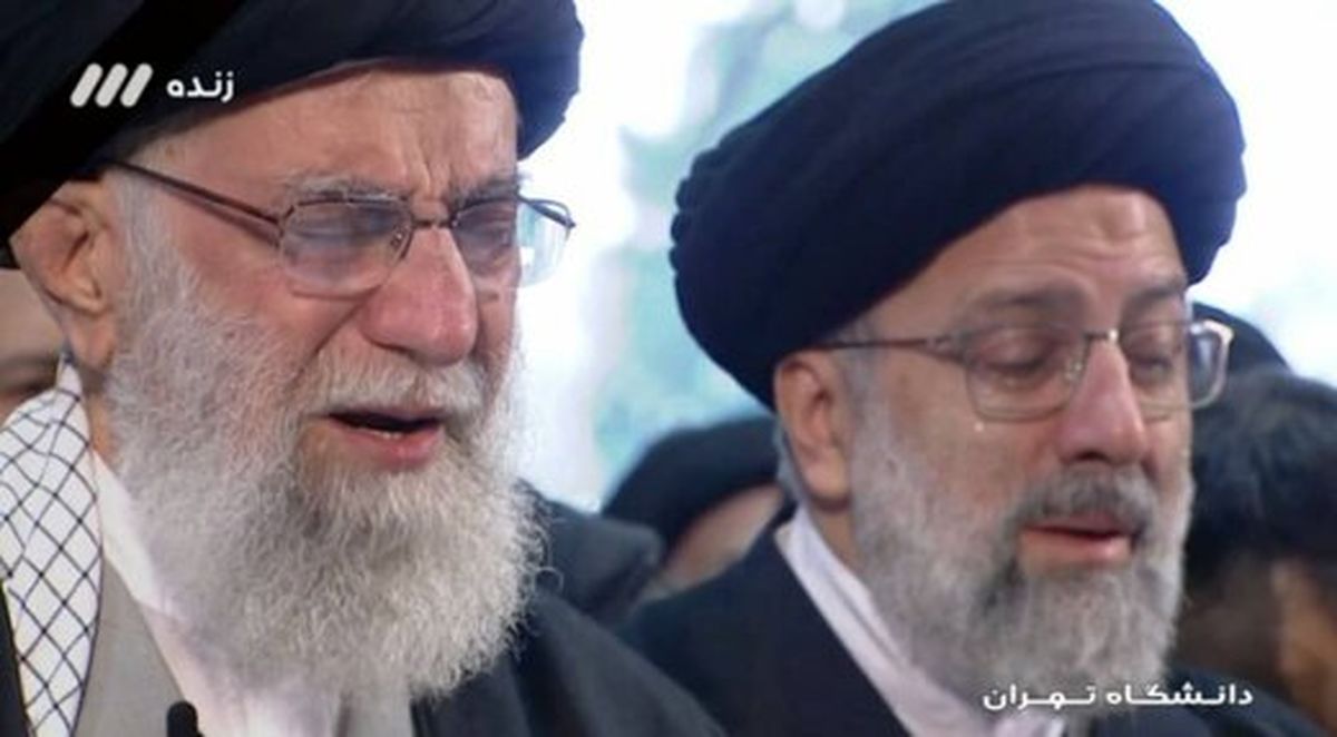 اشک‌های رهبر انقلاب هنگام اقامه نماز بر پیکر حاج‌قاسم/فیلم