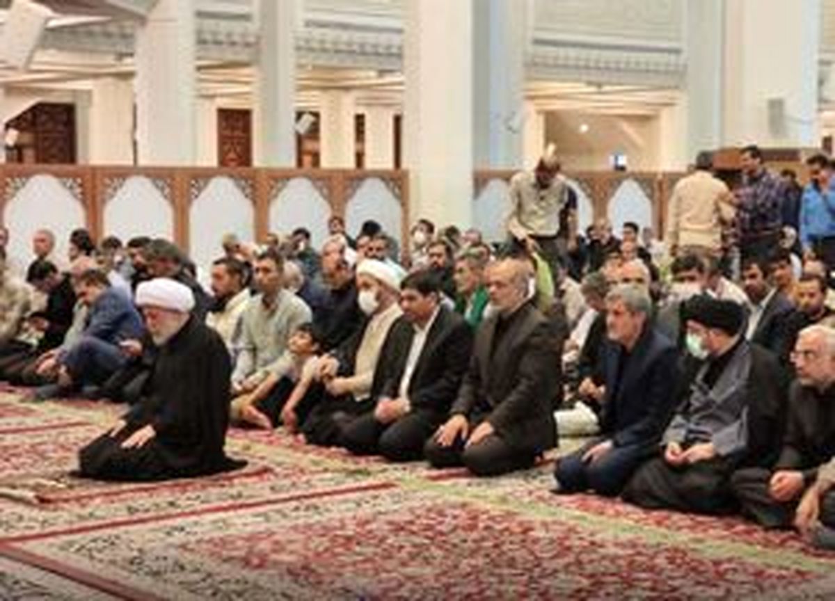 
حضور مخبر و وحیدی در نماز جماعت حرم شاهچراغ(ع)

