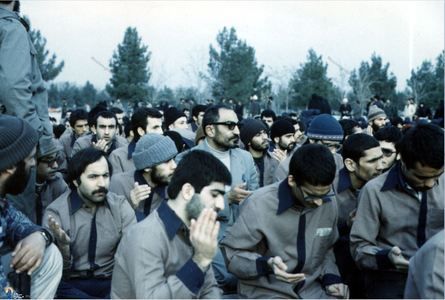 شهید سید اسدالله لاجوردی به اتفاق زندانیان تواب در مراسم دعای ندبه در بهشت زهرای تهران