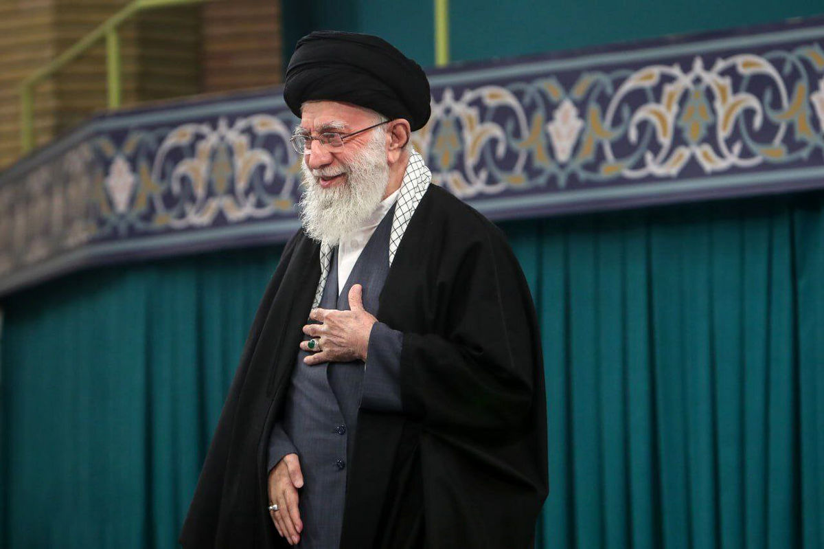 جمعی از معلمان با رهبر انقلاب دیدار می‌کنند