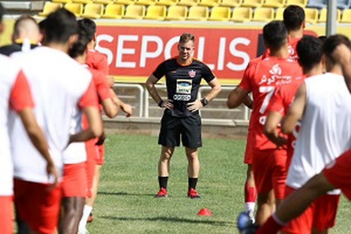 درگیری لفظی مدیر پرسپولیس با هوادار خطاکار