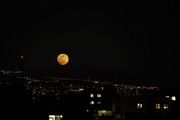 تصاویری زیبا از پدیده ابرماه در تهران
