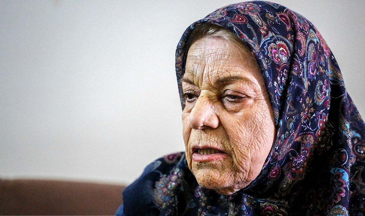 خانم بازیگر: هیچکس را ندارم و تنها زندگی می‌کنم