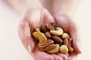 کاهش ابتلا به بیماری قلبی و سرطان با مصرف آجیل