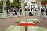عکسی از نماز خواندن احمدی نژاد، بذرپاش و محمدرضا تابش بر پیکر حمید بهبهانی