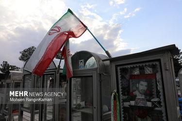 لحظات تحویل سال در گلزار شهدای تهران
